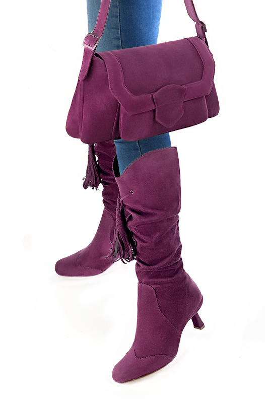Mulberry purple women's dress handbag, matching pumps and belts. Worn view - Florence KOOIJMAN